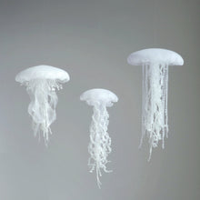 Load image into Gallery viewer, 白いクラゲ ハンドメイドアート作品