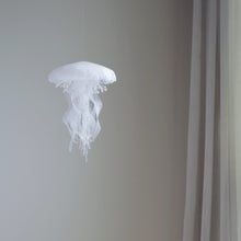 Load image into Gallery viewer, ハンドメイドモビール 花のようなクラゲ