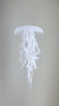 在图库查看器中加载和播放视频，043【一点もの】「空想と現実の間に住む白クラゲ」 (size: M-wide) One-of-a-kind Jellyfish 043
